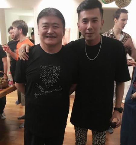 刘欢办豹纹派对 妻子和女儿都罕见出镜