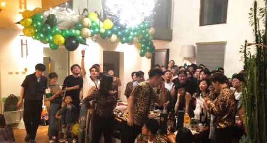 刘欢办豹纹派对 妻子和女儿都罕见出镜