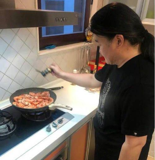 刘欢办豹纹派对 妻子和女儿都罕见出镜