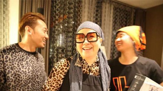 刘欢办豹纹派对 妻子和女儿都罕见出镜