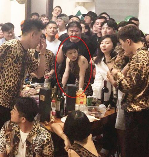 刘欢办豹纹派对 妻子和女儿都罕见出镜