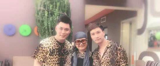 刘欢办豹纹派对 妻子和女儿都罕见出镜