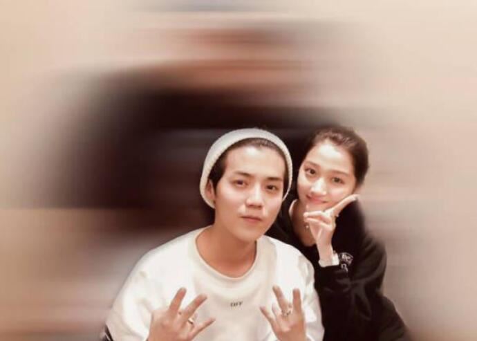 关晓彤探班鹿晗 画面曝光关晓彤鹿晗简直太甜蜜了