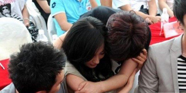 杨幂的胸罩被扒事件 被男粉背后抱住惨遭胸袭