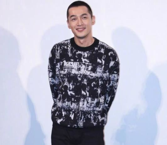 胡歌剪寸头照片 英俊刚毅的样子