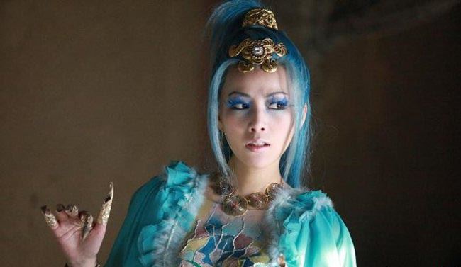 潘彦妃被经纪人潜规则 美腿和傲人的曲线被赞