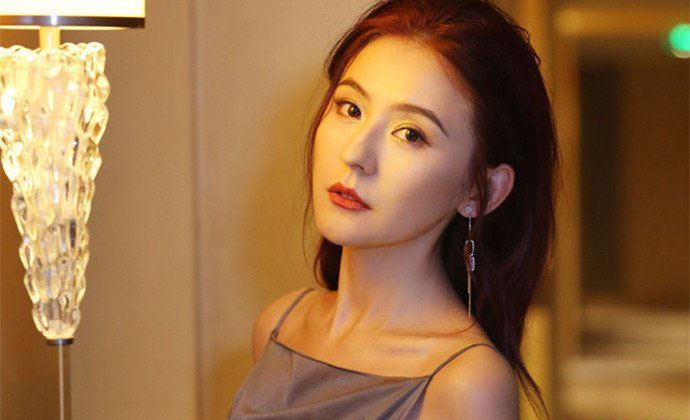 热依扎回应清凉机场照 热依扎没带胸罩被热议