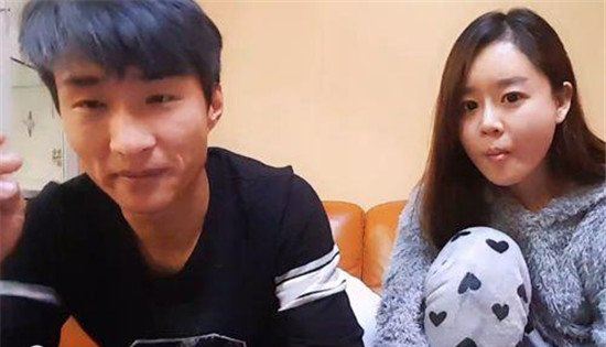  斗鱼阿科出轨小灰灰 斗鱼阿科和小灰灰亲吻视频