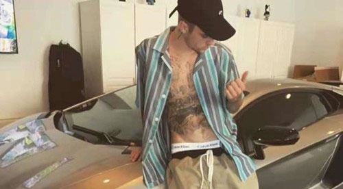 比伯晒与爱妻合照 大中午的吃狗粮