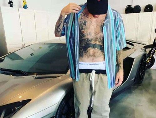 比伯晒与爱妻合照 大中午的吃狗粮