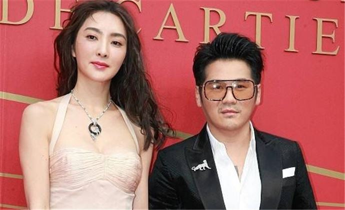 曹格什么时候离的婚 和老婆吴速玲离婚是真的吗