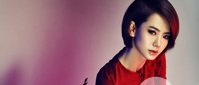 戚薇男人装高清大图 大胆出镜酥胸尽显