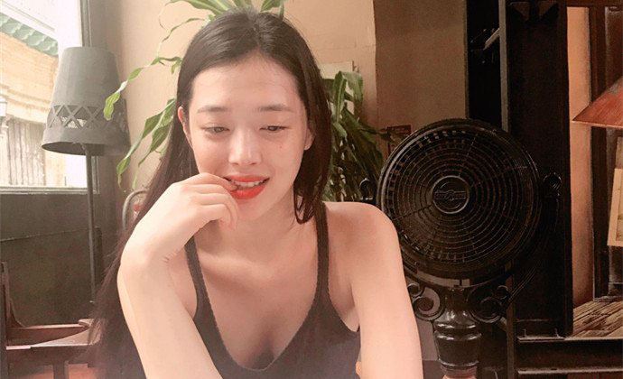 雪莉直播被男粉骚扰 透露称自己不太敢出门