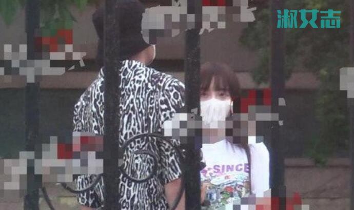 李小璐贾乃亮离婚后首同框 关系破冰会复合吗