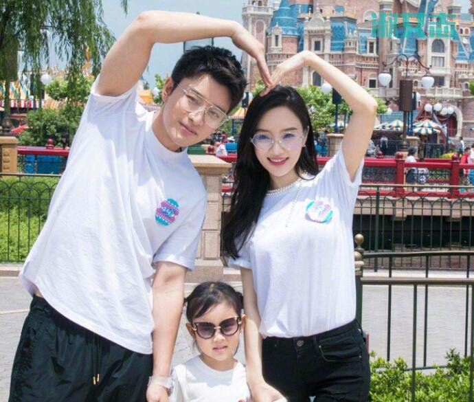 李小璐贾乃亮离婚后首同框 关系破冰会复合吗