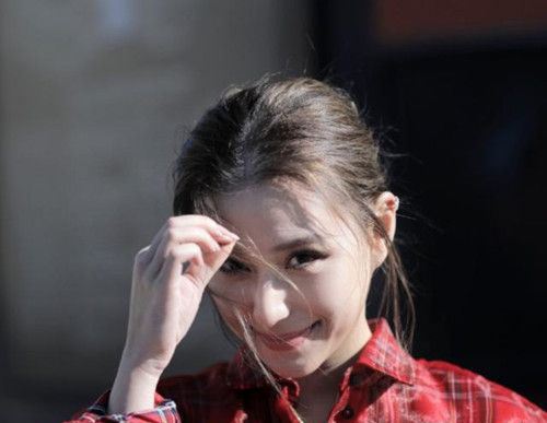  何超莲晒美背照 画面看来唯美又性感