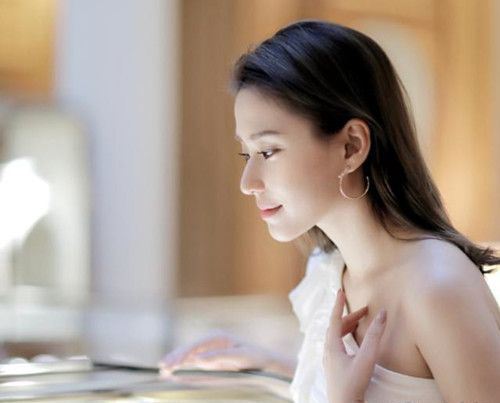  何超莲晒美背照 画面看来唯美又性感