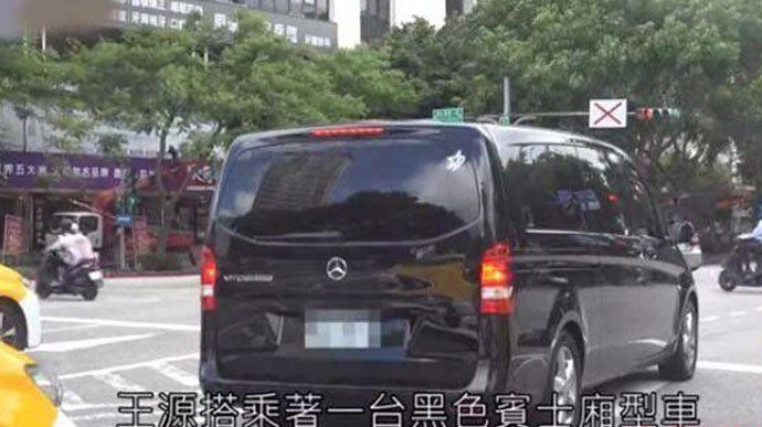 王源被私生饭追车 私生饭左右夹击王源的车
