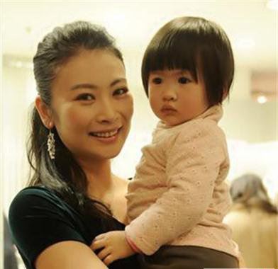 黄豆豆老婆粟奕个人简介 女儿小豆芽照片