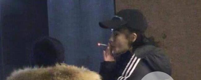Angelababy抽烟被拍 吞云吐雾模样令人唏嘘
