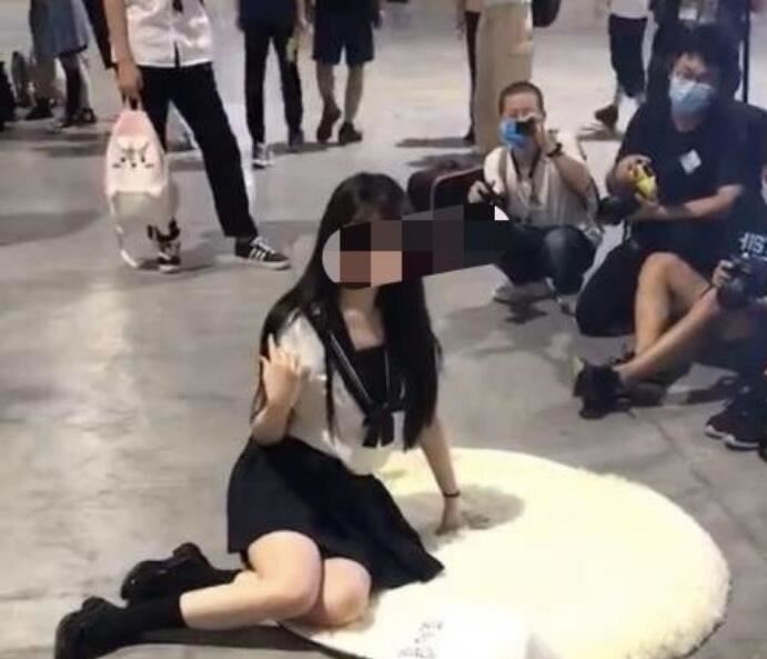 上海漫展不雅动作事件 视频照片无码曝光jk少女被偷拍走光