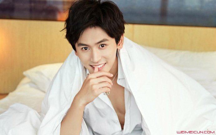 张哲瀚个人资料简介、是哪个公司的 在商场哭半小时什么梗