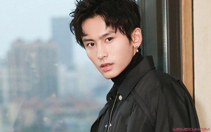 张哲瀚个人资料简介、是哪个公司的 在商场哭半小时什么梗