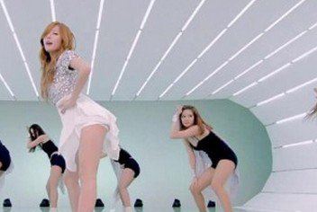 泫雅热裤舞露底裤 泫雅大尺度MV遭到禁播