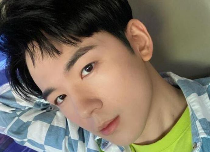 仝卓风波后首现身 新发型装扮清爽却难掩眼里的疲倦