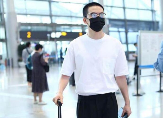 仝卓风波后首现身 新发型装扮清爽却难掩眼里的疲倦