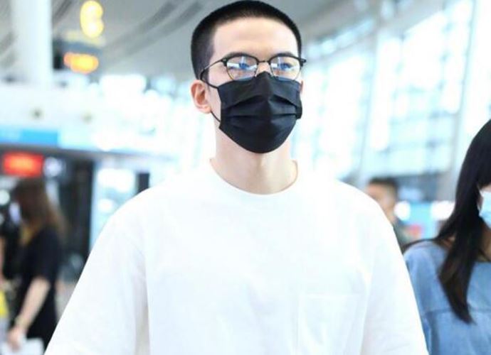 仝卓风波后首现身 新发型装扮清爽却难掩眼里的疲倦