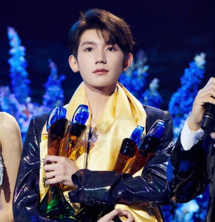 王源连拿四个奖 揭露王源拿了哪四个奖被赞有目共睹的成长