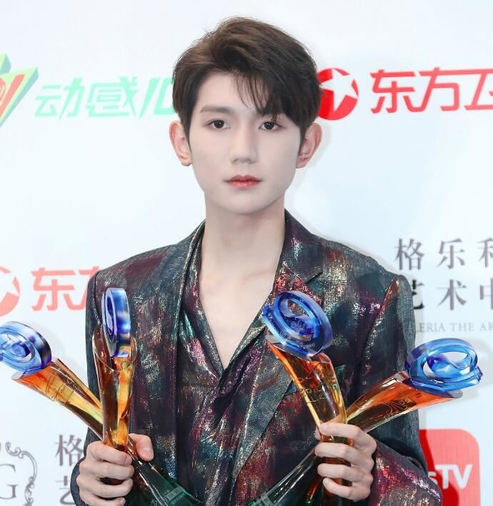 王源连拿四个奖 揭露王源拿了哪四个奖被赞有目共睹的成长