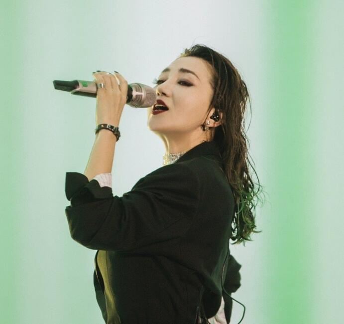 阿朵为宋小女唱歌 视频曝光网友直呼阿朵真的是人间温柔