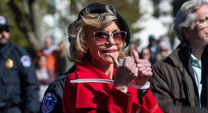 简·方达被逮捕 在美国国会大厦前示威