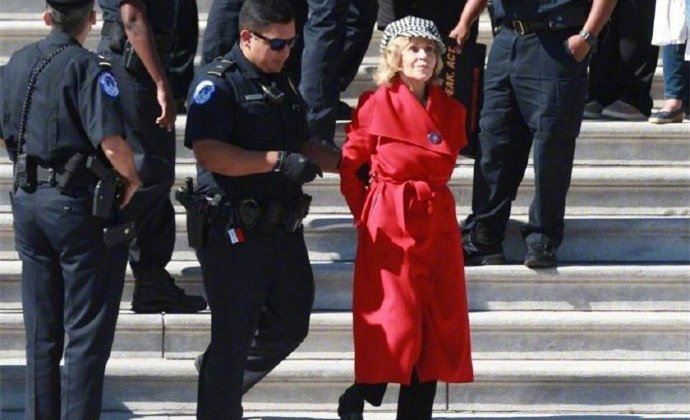 简·方达被逮捕 在美国国会大厦前示威