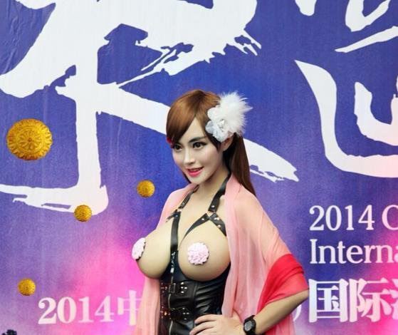 潘春春半裸乳贴遮胸车展 潘春春四大之奶之几