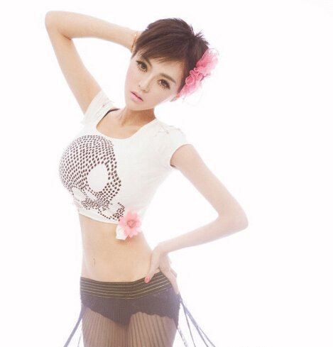 潘春春半裸乳贴遮胸车展 潘春春四大之奶之几