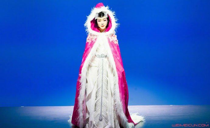 光李玉刚回应摔倒事件 发生了一点小意外