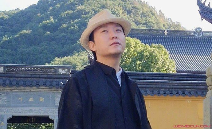 光李玉刚回应摔倒事件 发生了一点小意外