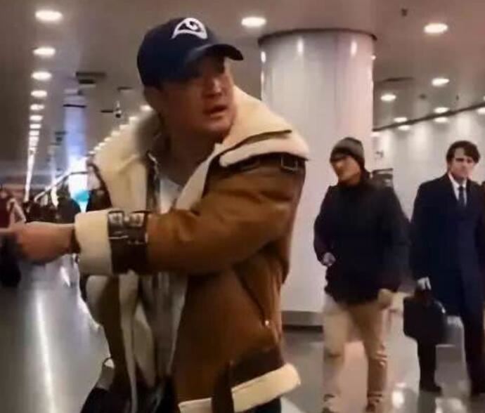 吴京怒斥机场跟拍者 也遭遇了“代拍”