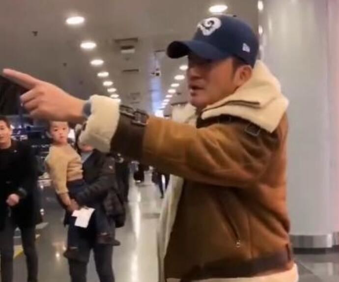 吴京怒斥机场跟拍者 也遭遇了“代拍”