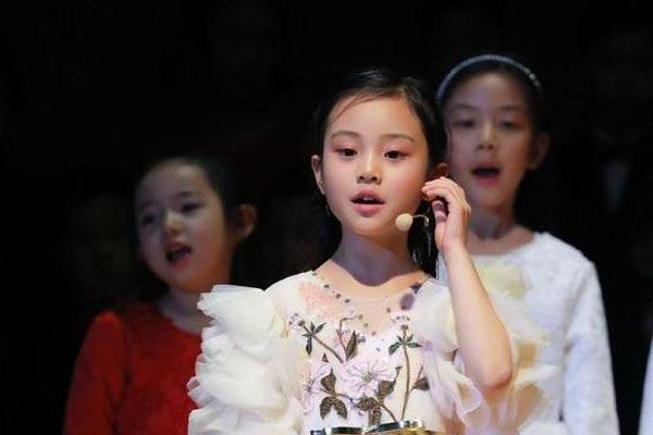 甜馨领唱萤火虫 出落得亭亭玉立了
