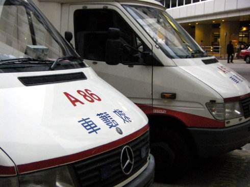 救护车怎么辨别真假 为什么救护车上的英文AMBULANCE