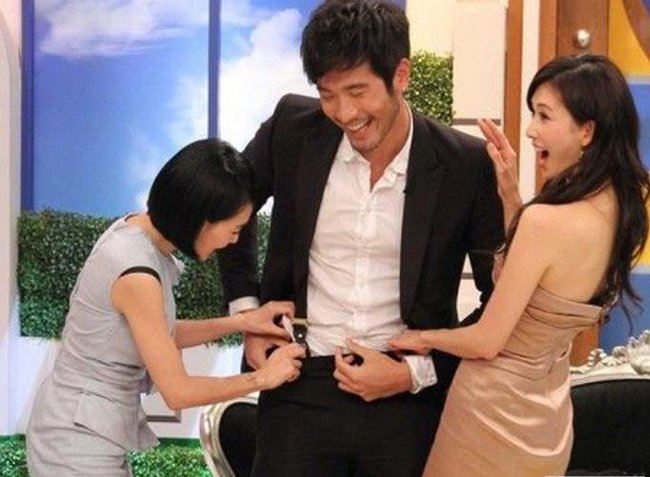 高以翔大鸟凸图片‍ 被小S验身伸进去裤头里摸