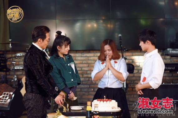 易烊千玺妈妈照片 易烊千玺妈妈资料 家庭背景