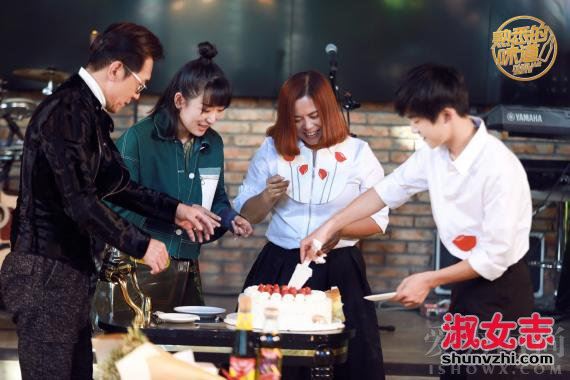 易烊千玺妈妈照片 易烊千玺妈妈资料 家庭背景