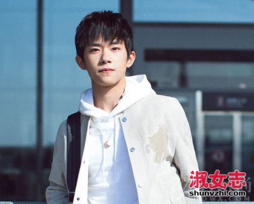 易烊千玺妈妈照片 易烊千玺妈妈资料 家庭背景