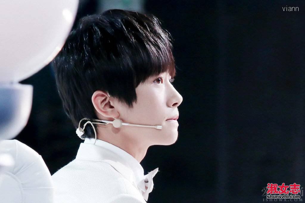 易烊千玺妈妈照片 易烊千玺妈妈资料 家庭背景