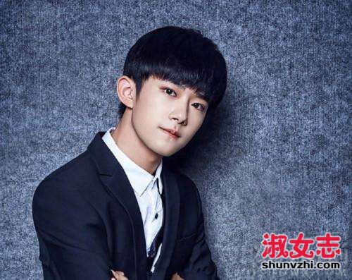 易烊千玺妈妈照片 易烊千玺妈妈资料 家庭背景